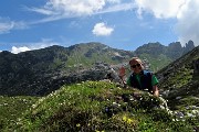 30 Vista in Corna Grande con  fioriture di camedrio alpino (Dryas octopetala)